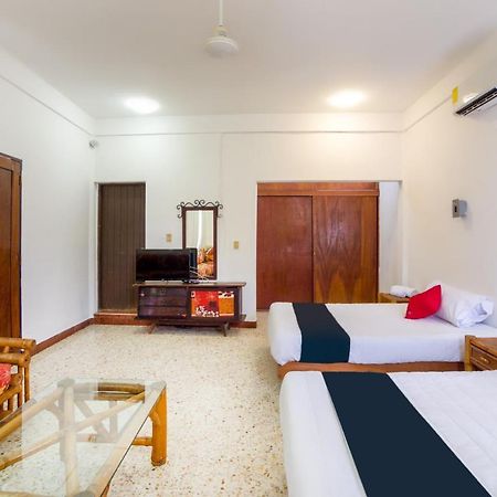 Hotel Adelita Сиуатанехо Экстерьер фото