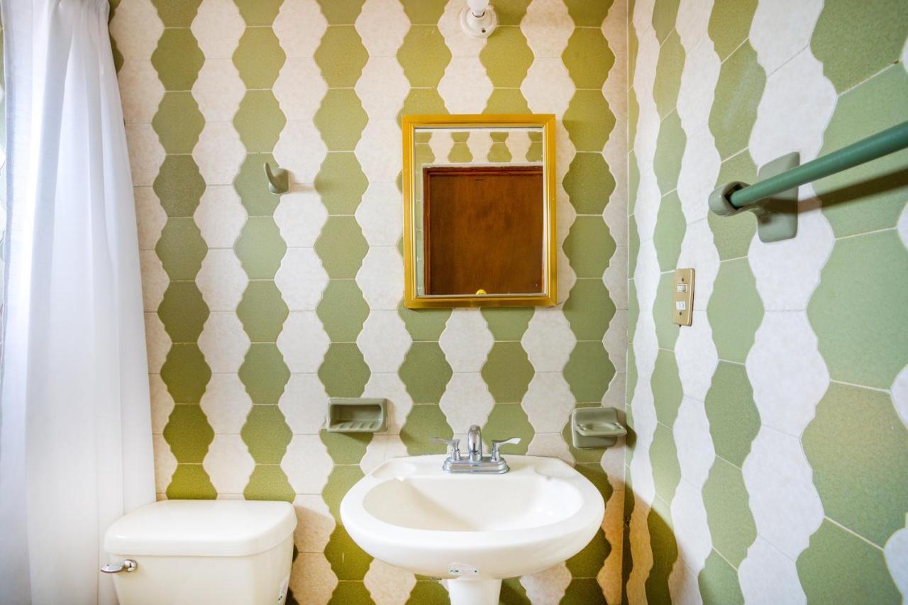 Hotel Adelita Сиуатанехо Экстерьер фото